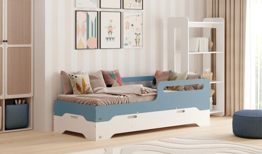 Drewniane łóżko TILA 3 w kolorze niebieskim na drewnianym łóżku TILA 8 w kolorze białym